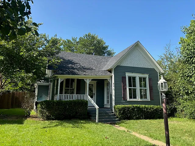 412 W Day St — Photo 1