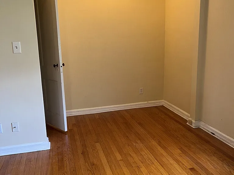 935 Castleton Ave — Photo 4