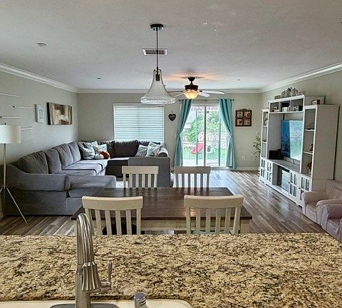 5th image of 271 Fieldrush St