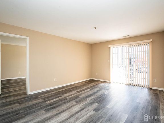 3rd image of 323 Waterford Dr