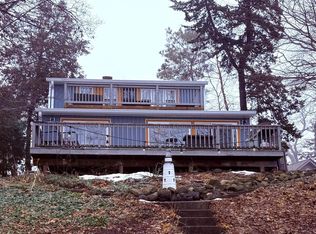 2129 N Peninsula Rd, Oconomowoc, WI 53066