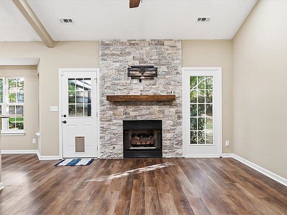 3rd image of 529 Fox Hurst Ct