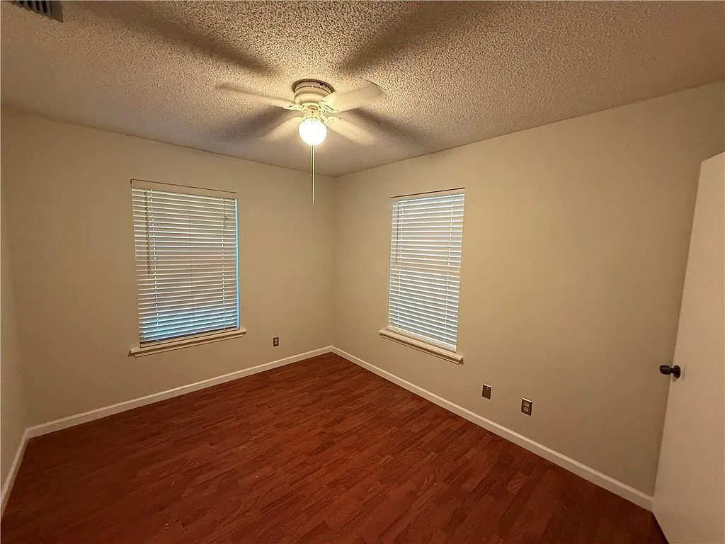 3 bed, 1.5 bath, 1230 sqft, $1,550 — Photo 3