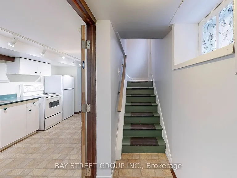 390 Roehampton Ave #BASEMENT — Photo 4