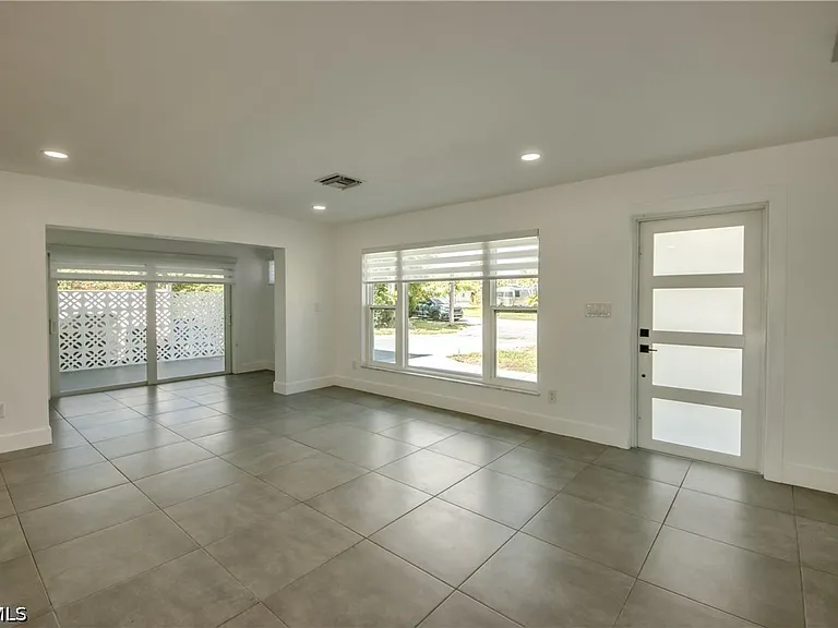 4312 S Pacific Cir — Photo 9