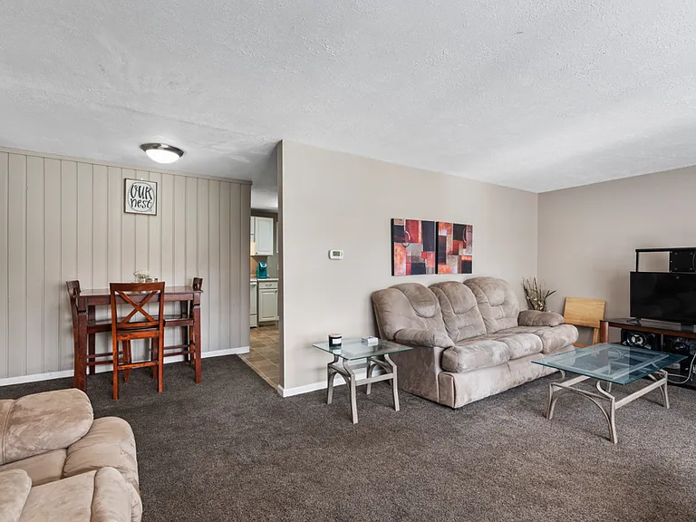 1408 W Beechwood Ave — Photo 2