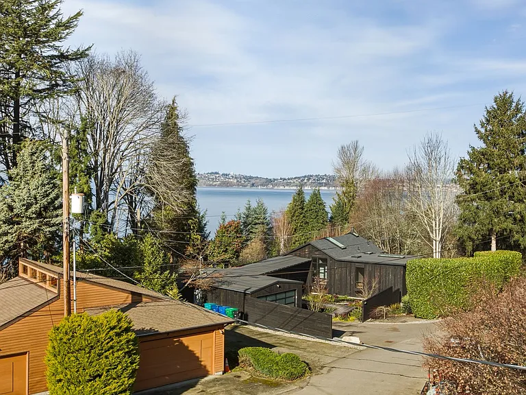 1058 California Ln SW — Photo 36
