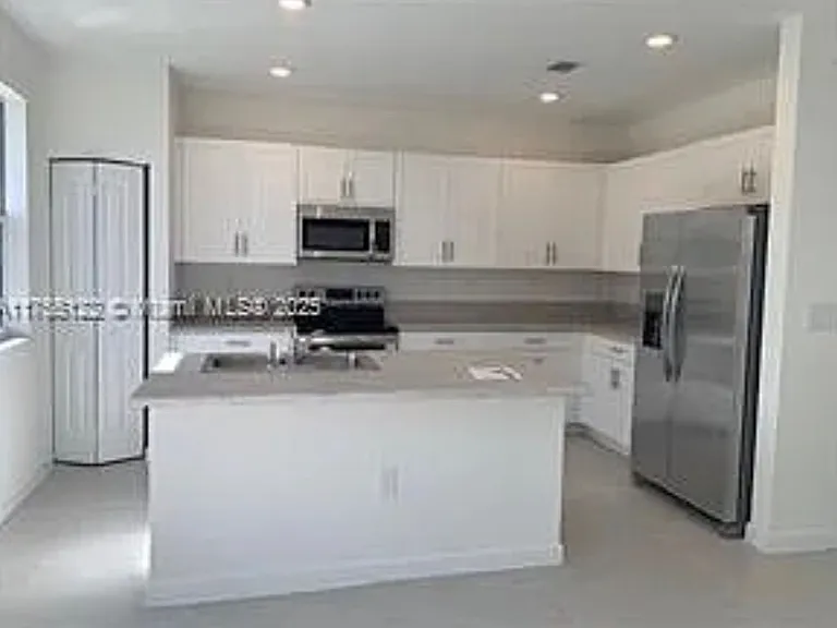 2605 SE 11th Ct — Photo 3
