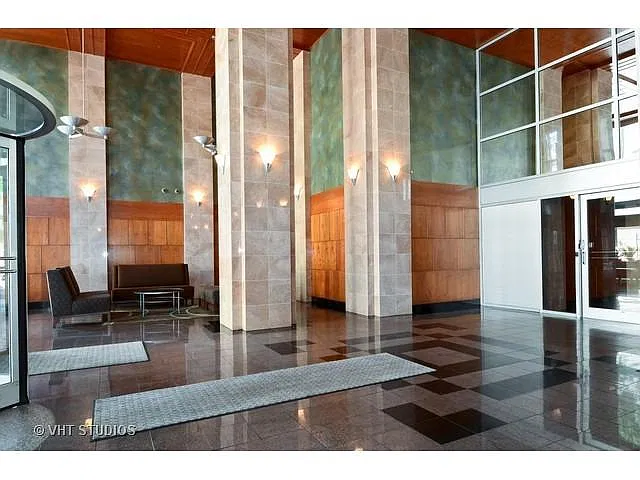 Building Photo - 1122 N Clark St #1004
