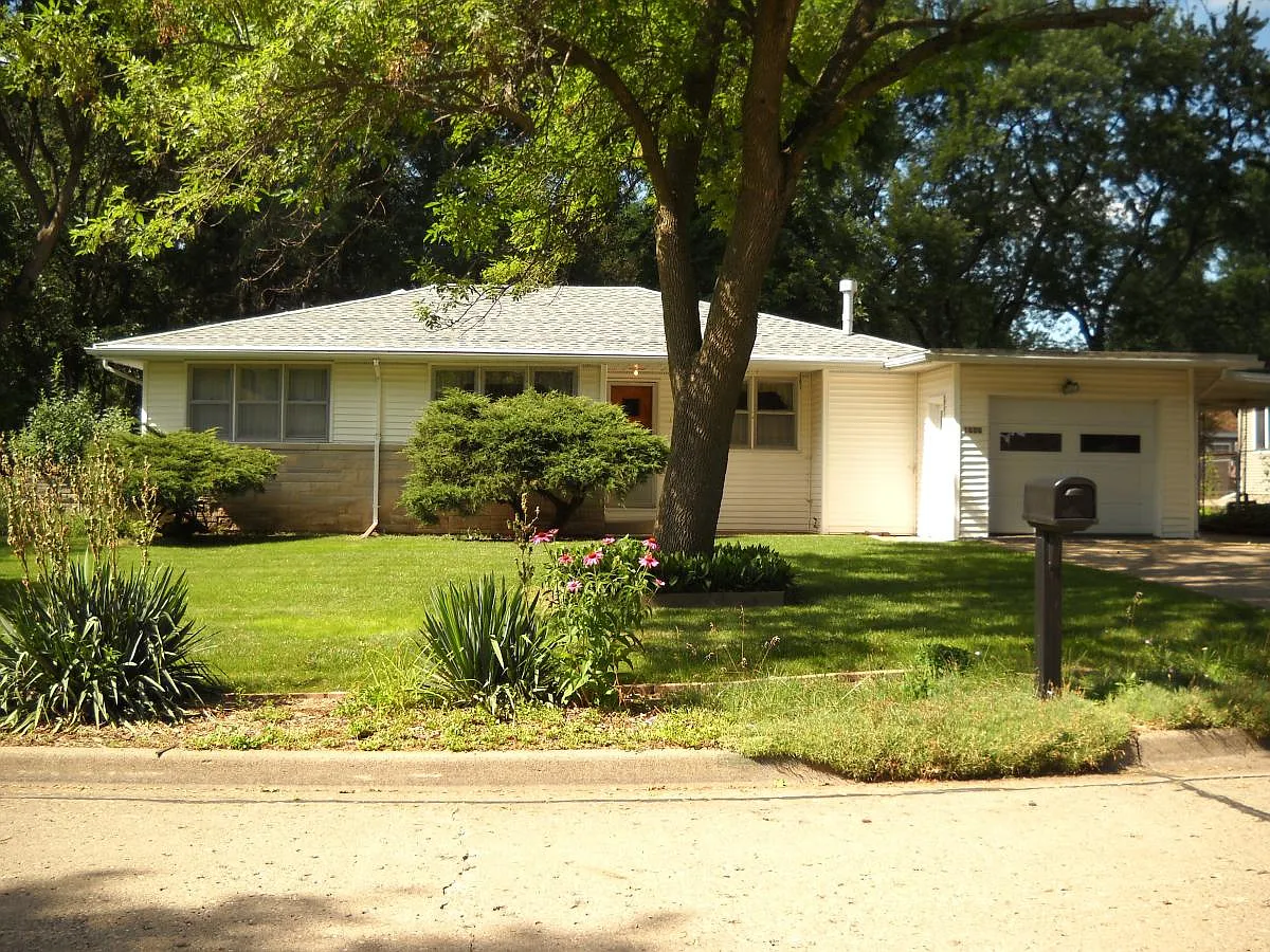 1606 W Charles St photo 1