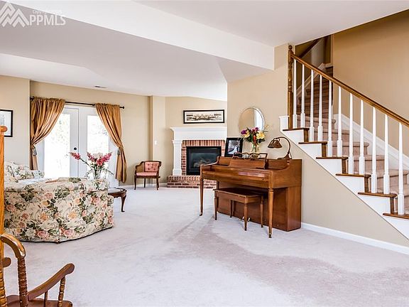 Spacious family room in the walkout basement. Lots of natural light!
