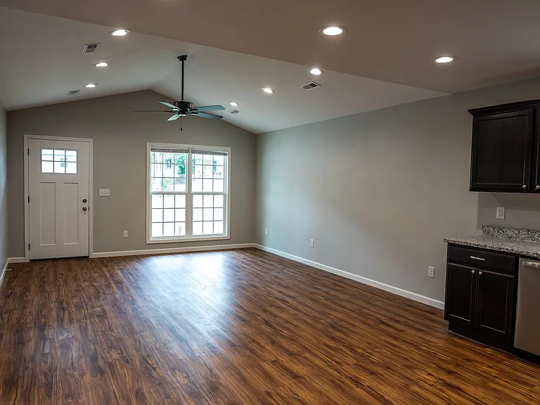 1423 Irwin Ave — Photo 3