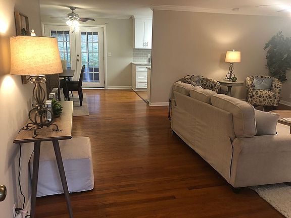 Large Entrance and Living Rm