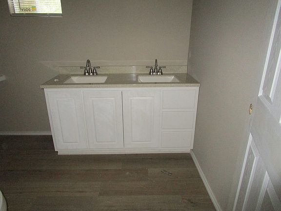5th image of 504 Sarah St E