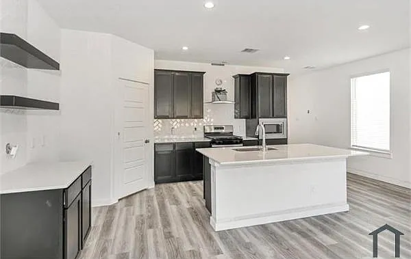 4 bed, 2043 sqft, $2,700 — Photo 2
