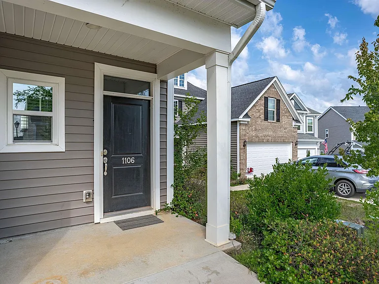1106 Bergenfield Ln — Photo 2