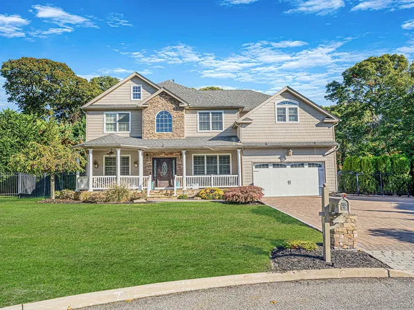 10 Privet Court, Smithtown, NY 11787