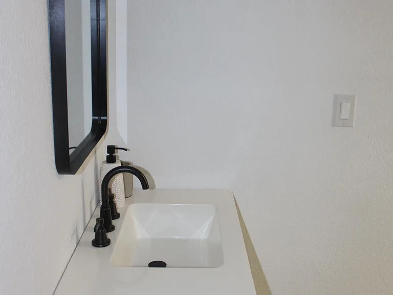 N Clara Ave — Photo 7