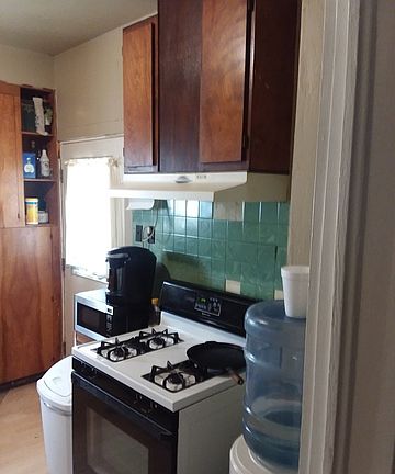 5th image of 109 Felisa St