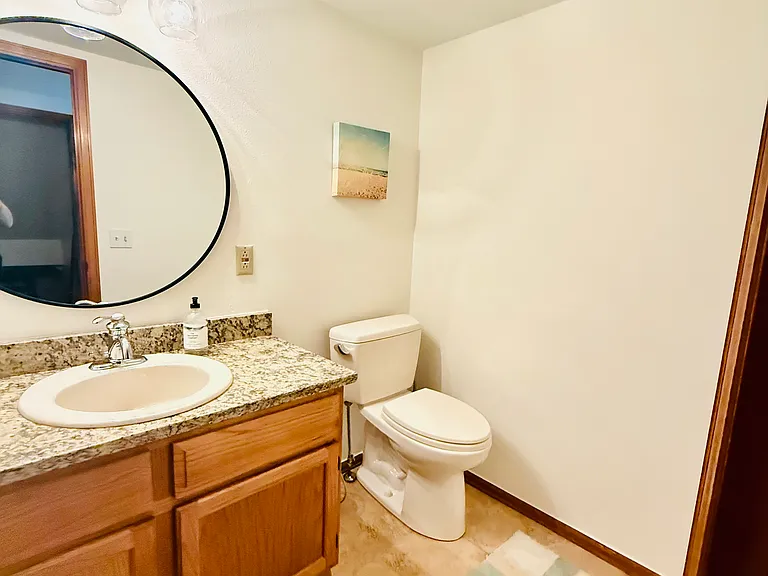 1/2 Bathroom Mainfloor
