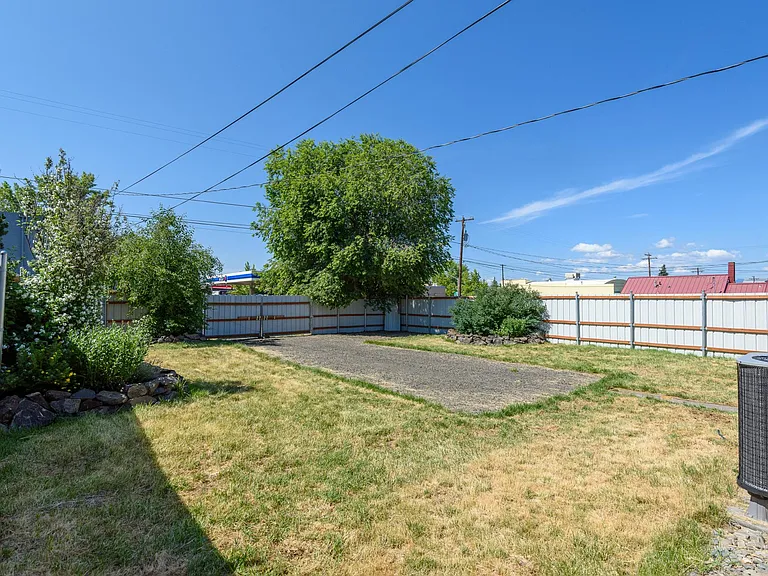 335 NE Kearney Ave — Photo 20