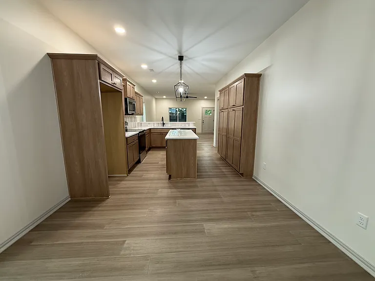 405 W Allison St — Photo 5