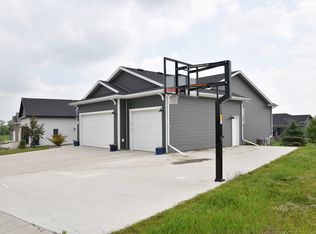 5405 Onyx Dr, Bismarck, ND 58503