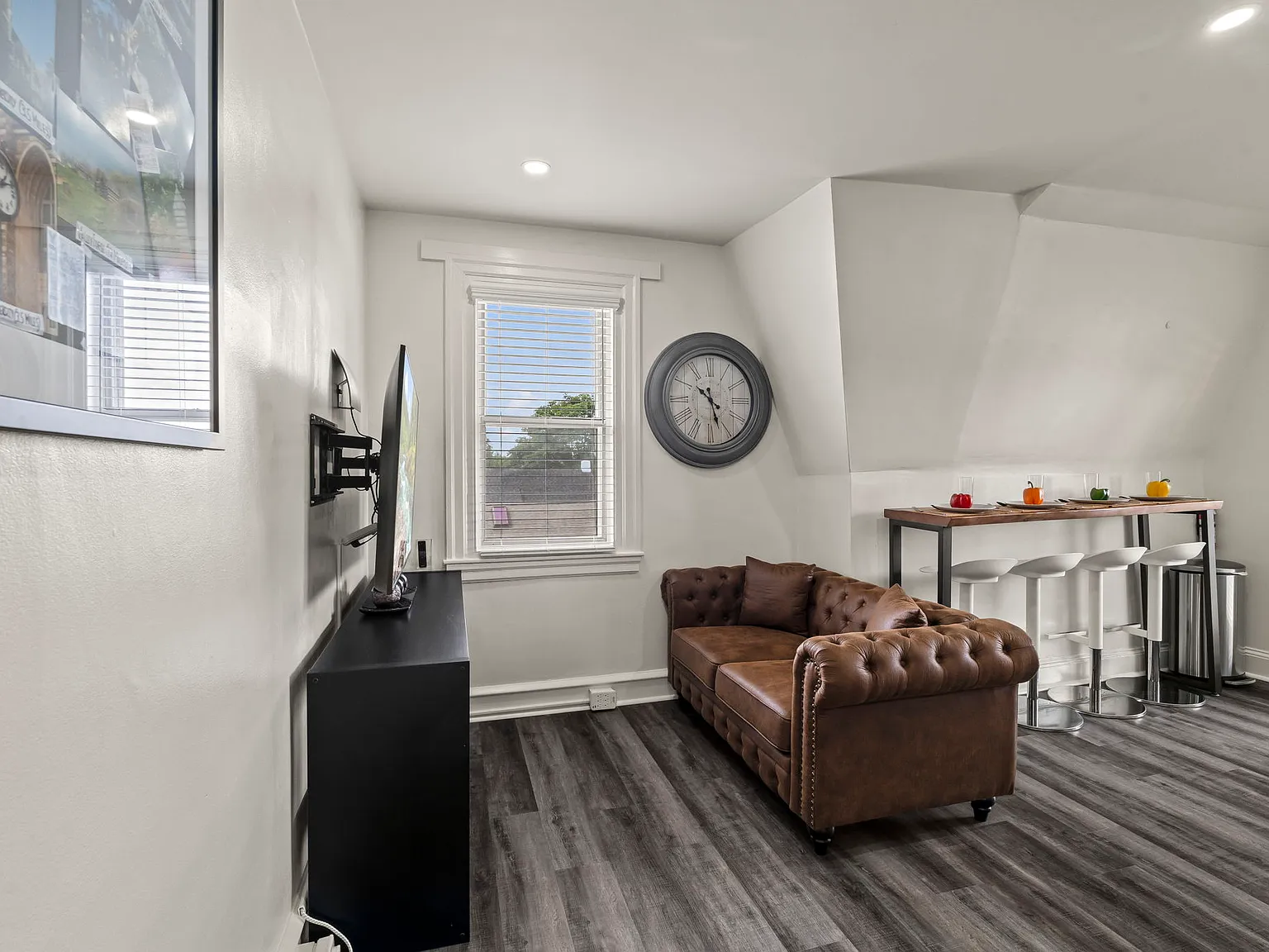 2 bed, 900 sqft, $3,990 — Photo 4
