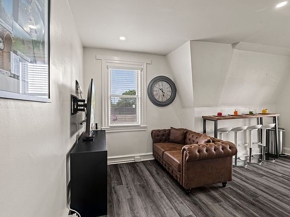 4th image of 660 Loraine St APT 3