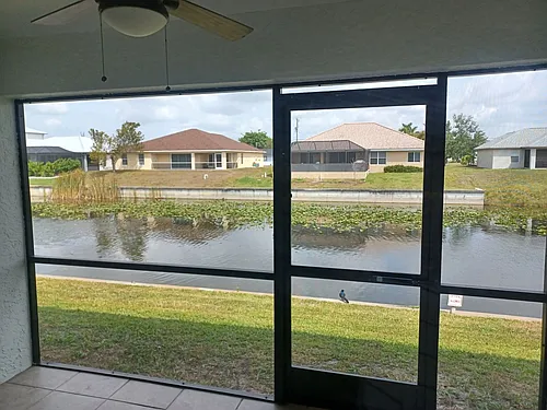Community Pool / All Tiled Unit with a screened in lanai / Water Included & 1 mnth FREE Photo 1