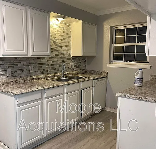 302 E Kansas St — Photo 9