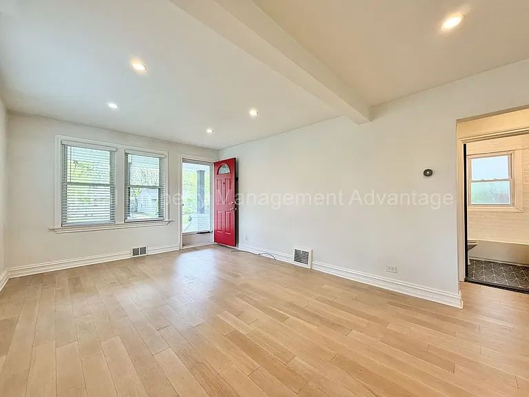1330 E Chesterfield St — Photo 6