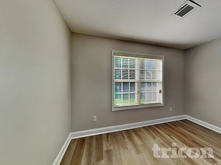 231 W Oak St — Photo 3