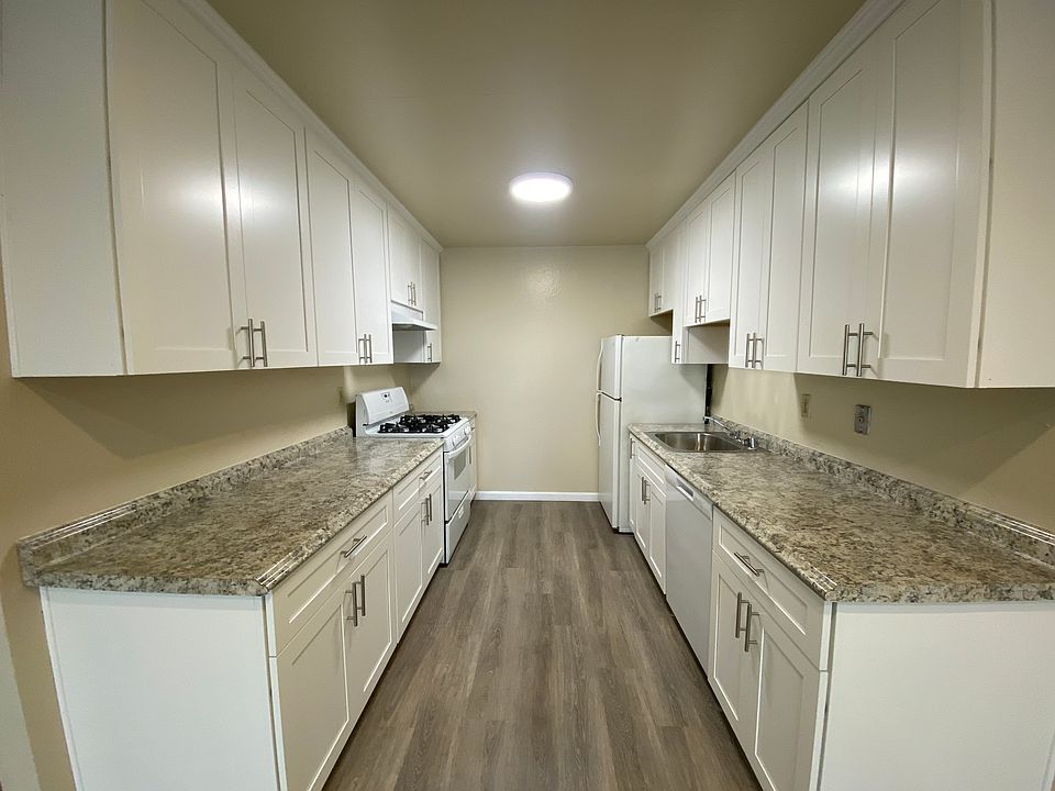 Remodeled kitchen with diswasher, gas stove / oven, refrigerator