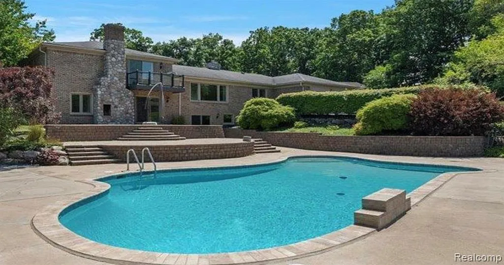 4 bed, 4.0 bath, 4216 sqft, $6,750 — Photo 1