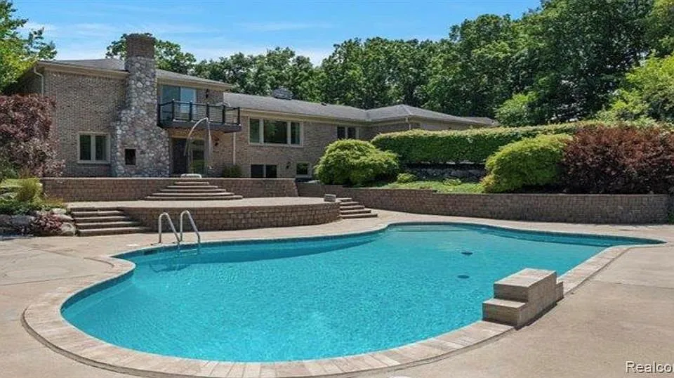 980 Sandhurst Rd