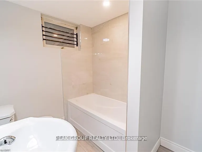 248 Bertie St #LOWER — Photo 15