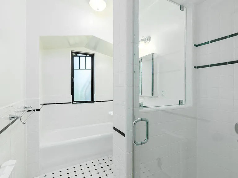 2275 Broadway — Photo 11