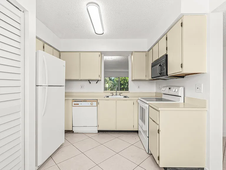 7301 Amberly Ln #304 — Photo 8