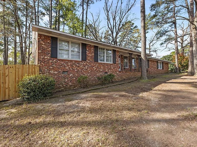 2125 Forest Hills Dr — Photo 3