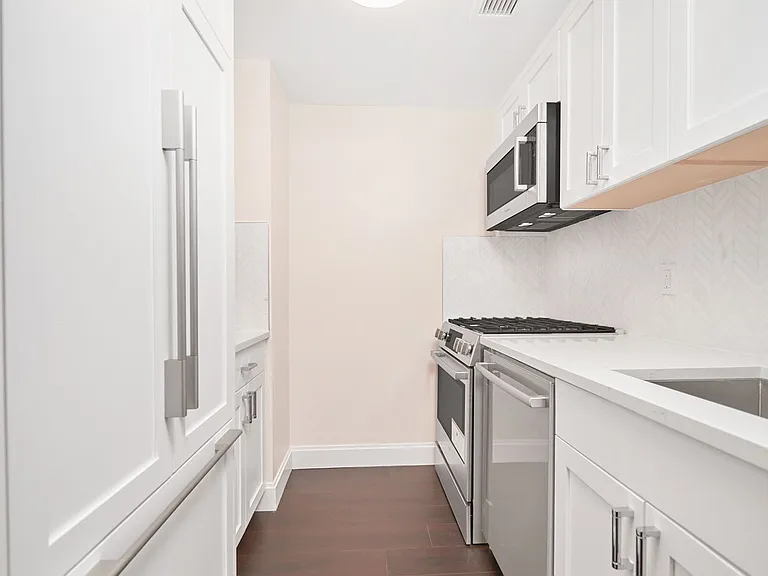 160 Riverside Blvd #6N — Photo 4