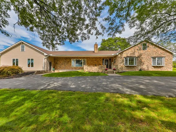 295 Crown View Ave, Stockertown, PA 18083