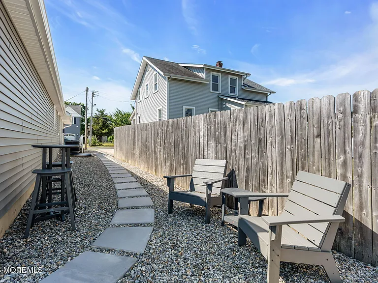 501 Forman Ave — Photo 23