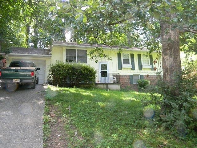 2nd image of 453 Camelot Pkwy