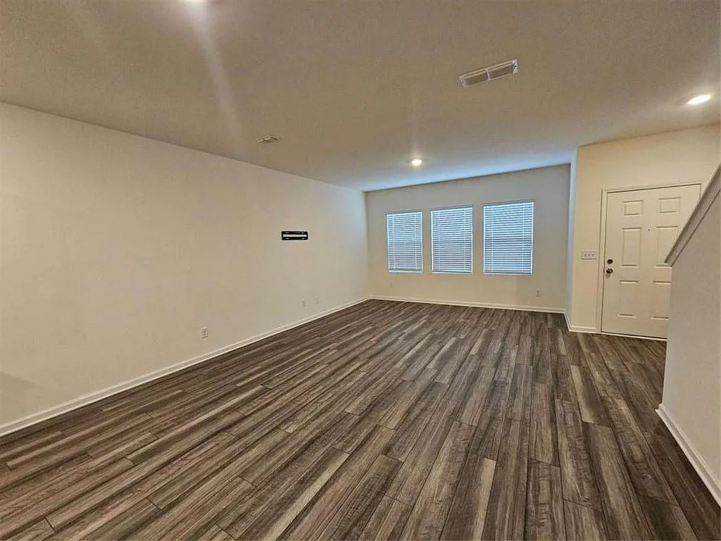 3 bed, 2.5 bath, $1,800 — Photo 3