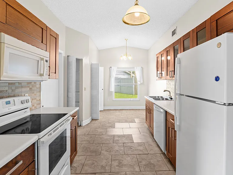 629 Stillview Cir — Photo 9