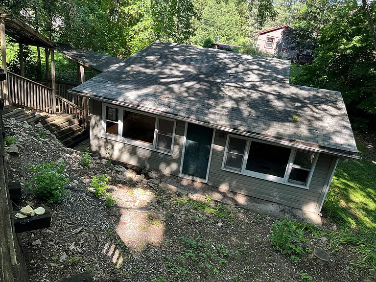 11 Valley Dr — Photo 2