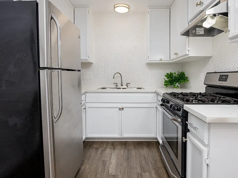 6021 Carlton Way — Photo 31