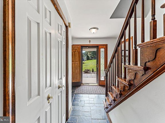 5th image of 211 Wiltshire Dr