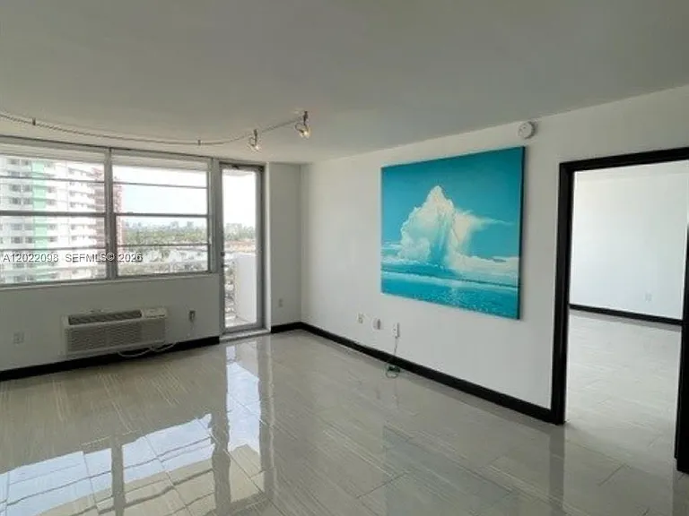 5313 Collins Ave #1004 — Photo 4